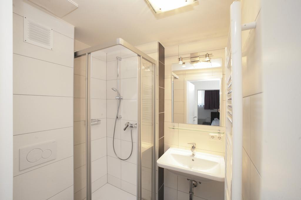 Lake And Cityhotel Edelweiss - Self Check In Zell am See Room photo
